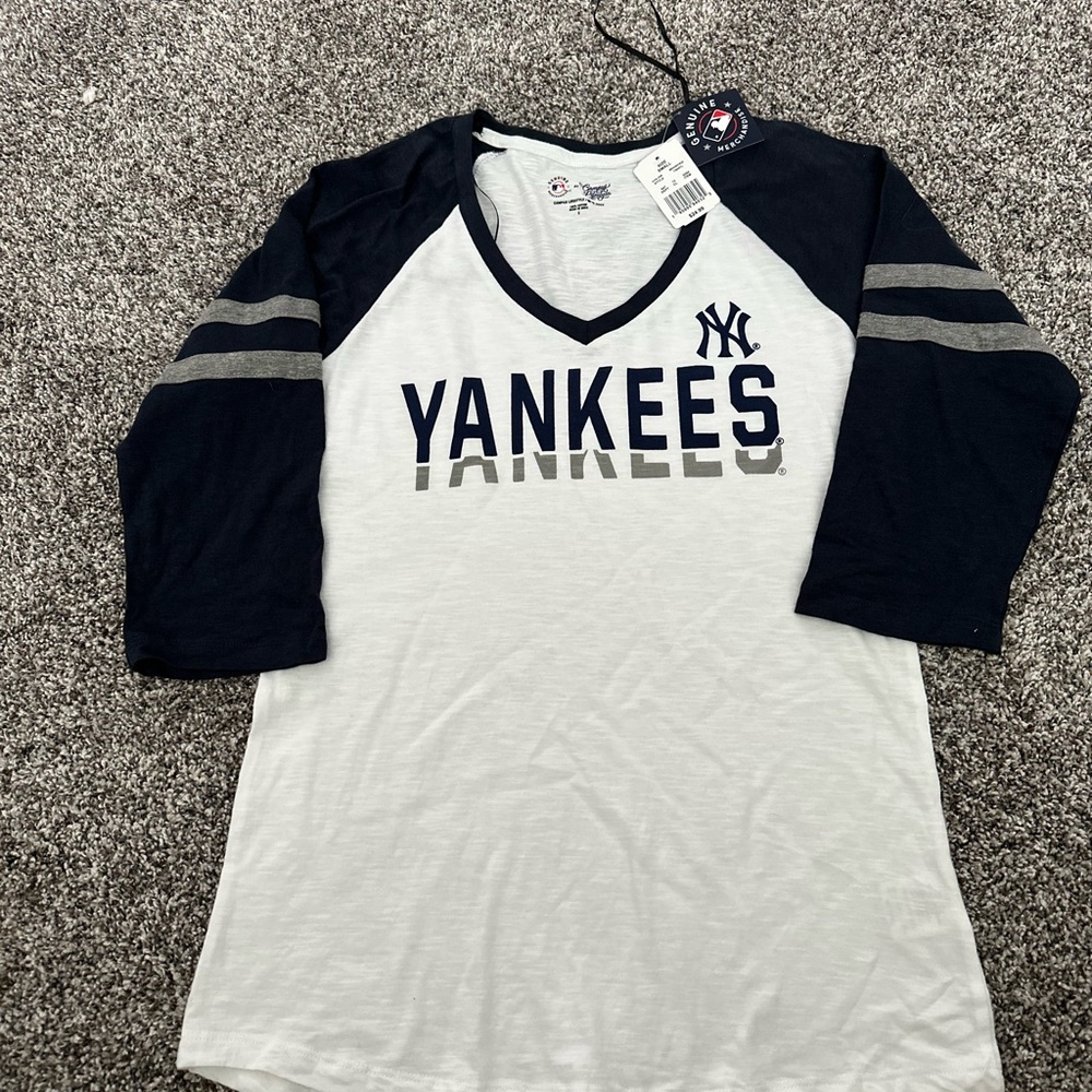 Womens New York Yankees Raglan Shirt - Navy and White